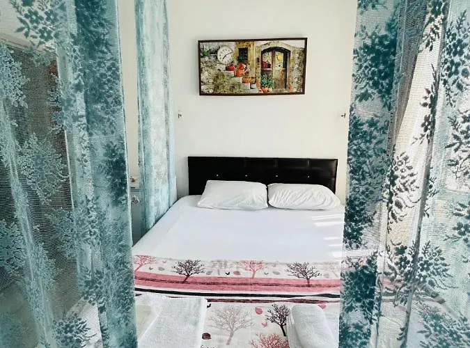 Bonjourla Hotel *